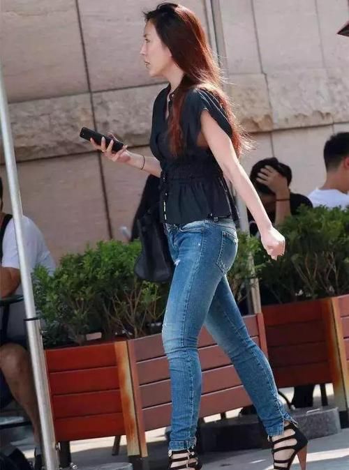 「尽显」街拍:小姐姐修身的吊带连衣裙搭配上一双高跟凉鞋,尽显时尚魅力