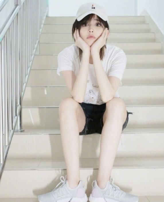 娜扎穿着一条“发育不良”的裤子，秀出大长腿，这双腿真的好看！