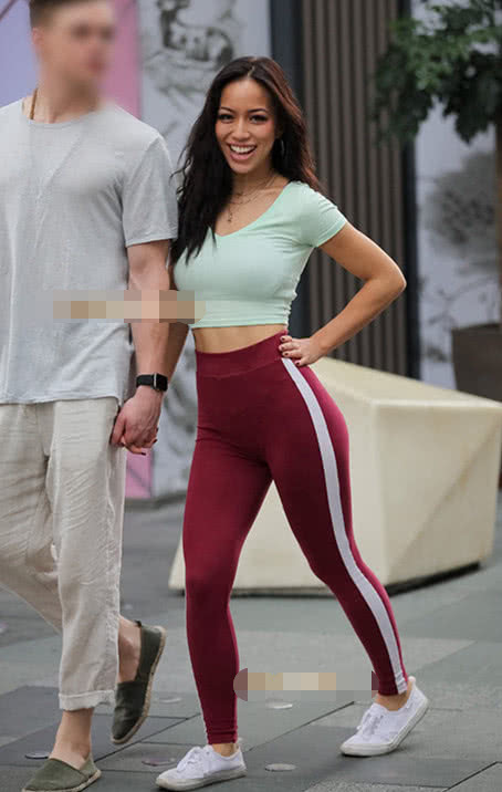 靓丽的红色紧身裤彰显圆圆的腿部线条，街头轻松吸睛无数