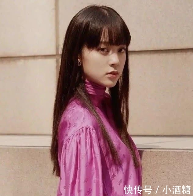  「适合」不会用卷发棒？这个“一刀切”的发型适合你，高级气质又减龄