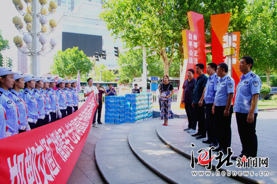 七步沟景区为邯郸最美劳动者送清凉(组图)