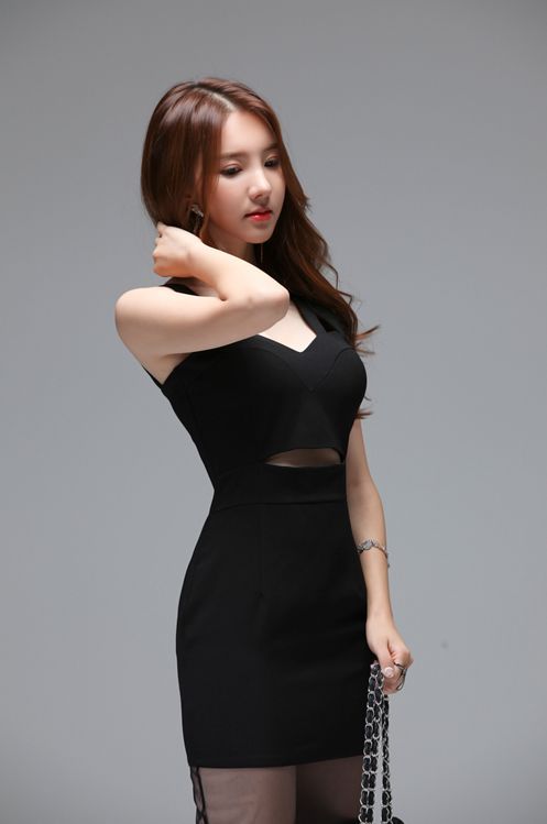 时尚街拍，清新淡雅的小姐姐，一袭黑色吊带裙，曼妙身姿迷人