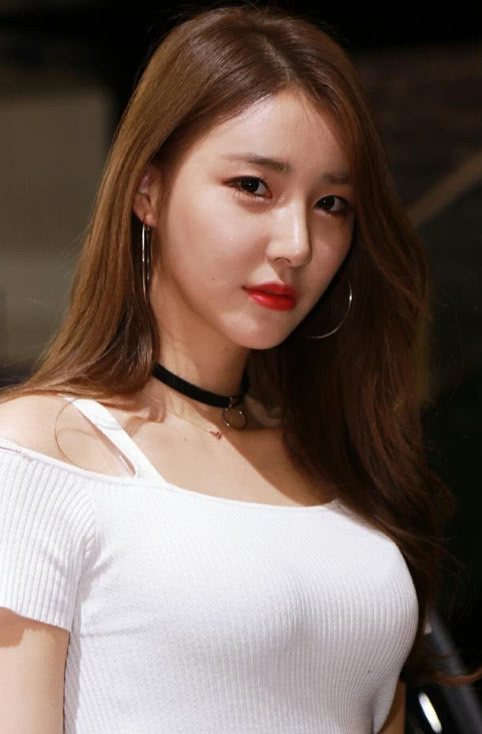 清纯小姐姐火辣红唇迷人知性，随着别人的拍照不停地变换姿势