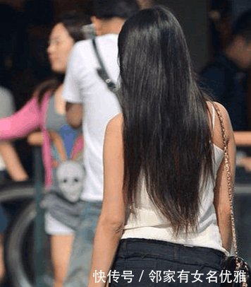 街拍 空姐下班途中, 肉丝袜令人目不转睛，性感美丽!