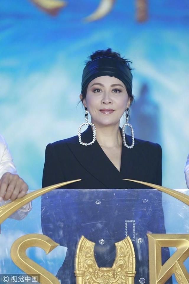 刘嘉玲戴超大耳环穿渔网袜出席活动，网友：中年届最时髦最敢穿的