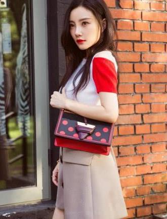 李小璐这条裙子火了两个夏天，她穿上这么好看！网友：故意这么短