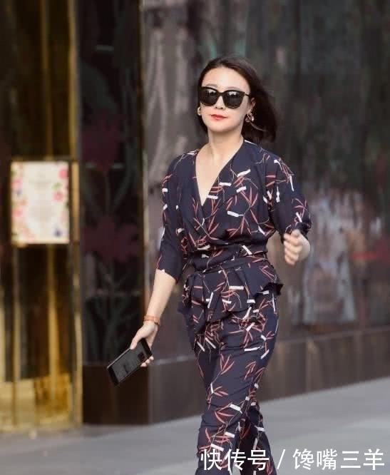 『清爽』街拍:清爽大气展现清新淡雅的气质,能够更好的展现出女人的美丽