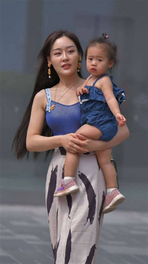  「蓝色」宝妈带娃逛街, 这么穿搭, 妥妥的时尚辣妈