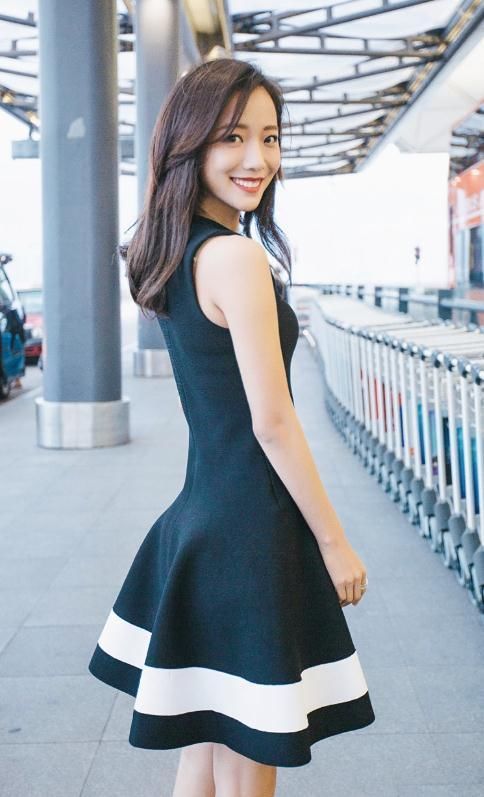 清新女神王珞丹，再现黑白经典套装，真是美到爆了!