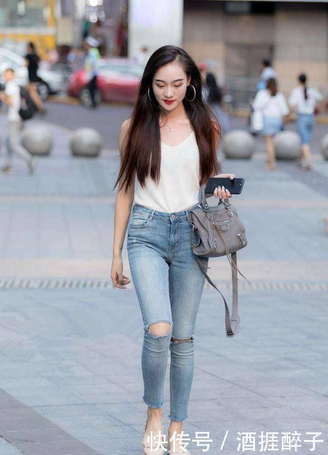 微笑|街拍气质靓丽的短发美女,搭配紧身牛仔裤,带着阳光般的微笑