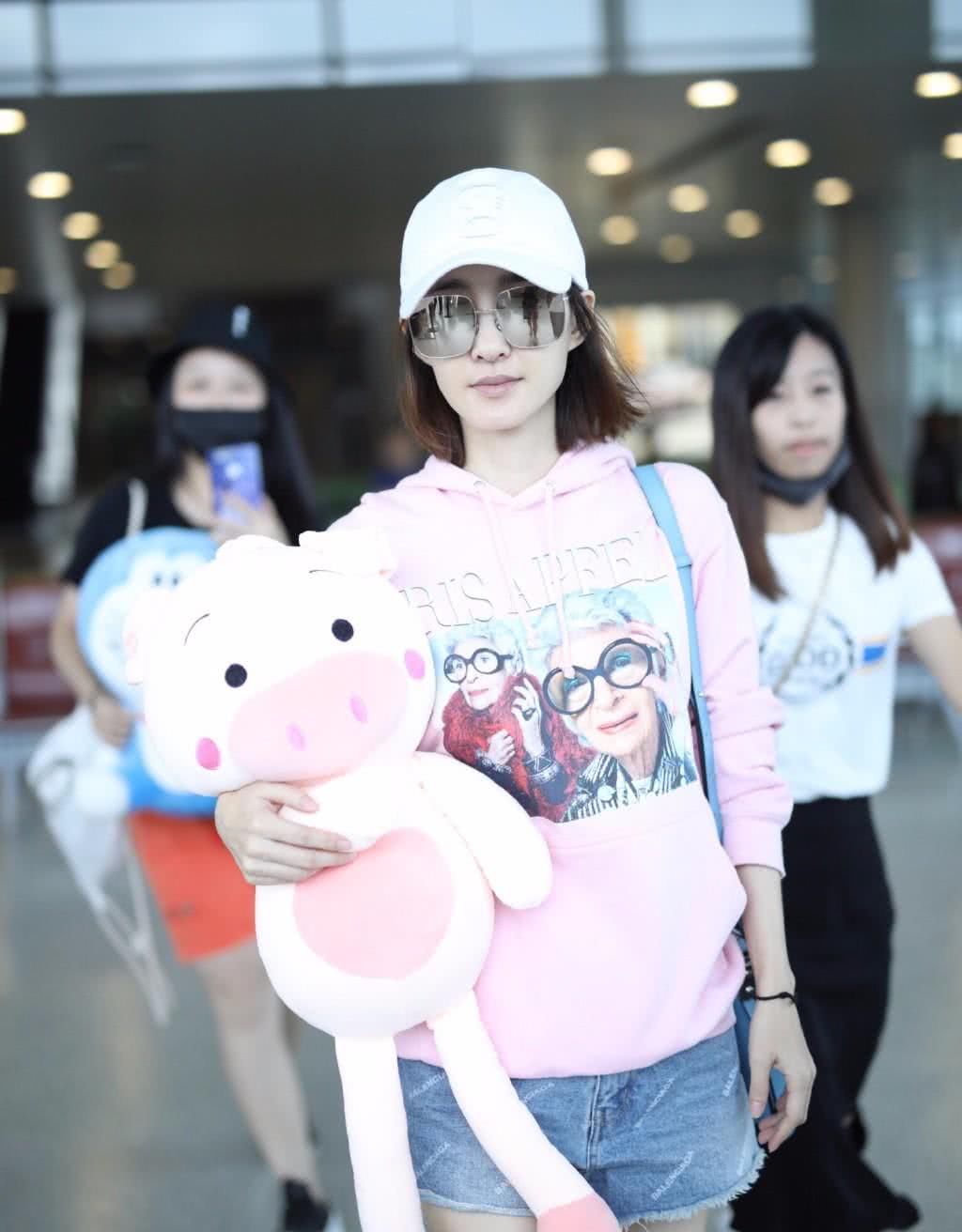 王丽坤卫衣短裤就算了,还要穿短靴,结果“热到”鞋拉链都解开了