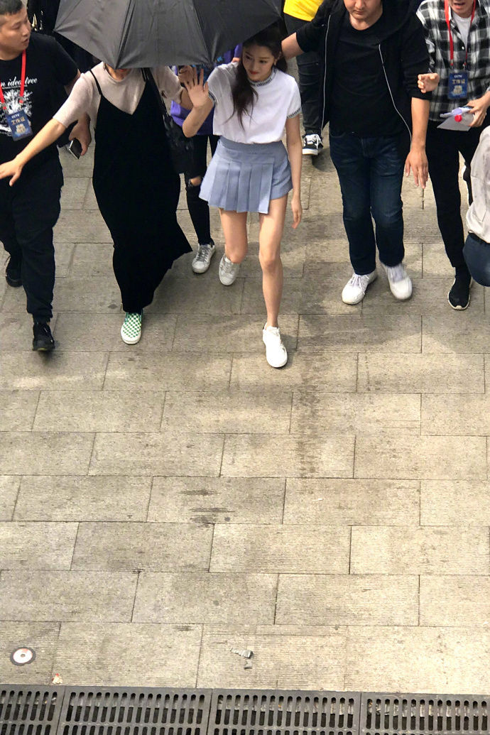 关晓彤短裙秀大美腿,路人下高位视角都这么长