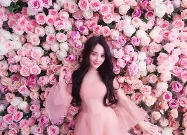 李小璐身穿蓝色短裙亮相，没想到坐下瞬间就后悔，原来是骑在马上