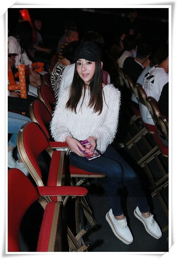 方媛素颜现身电影院，圆脸都不圆，高鼻梁不挺，郭富城就好这口?