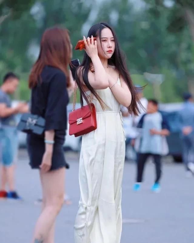  【吊带】街拍;穿超薄吊带长裙,风来了,亮点也就来了