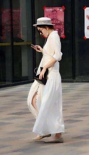 美女小姐姐白色露脐装搭配牛仔裤，大长腿真是越看越爱看!