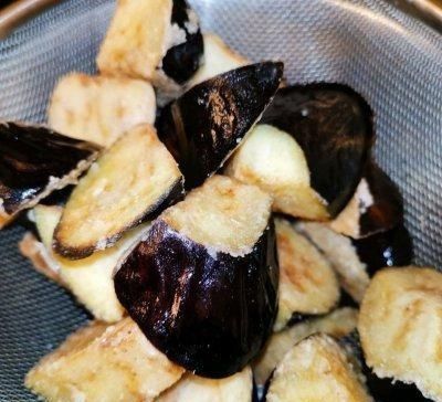  『鸡胸肉』好吃到飞起的东南亚家常香茅茄子，这样做0失败