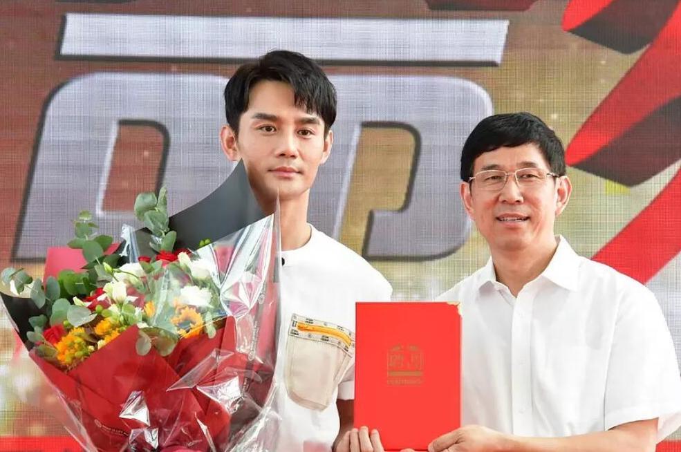 王凯近照胖了，获封健康大使还无偿献血，HIV谣言不攻自破