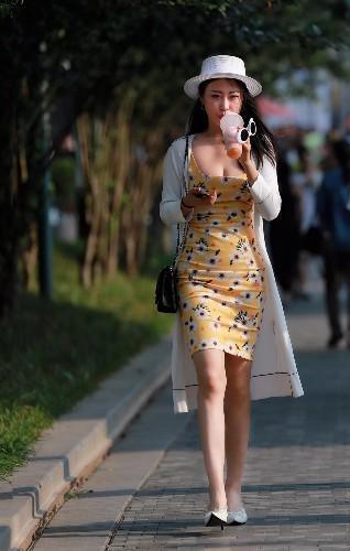 街拍：两位小姐姐的身材纤细修长，个子高挑挺拔，非常的迷人。