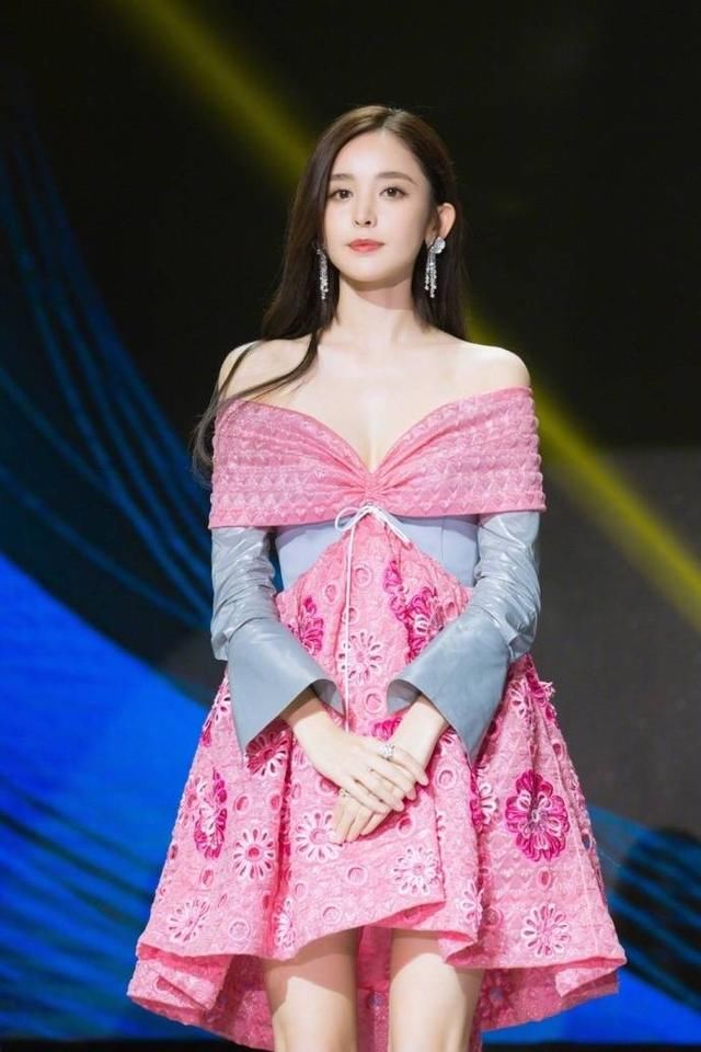 古力娜扎身穿露肩粉色短裙出席活动，长发披肩，网友：美出新高度