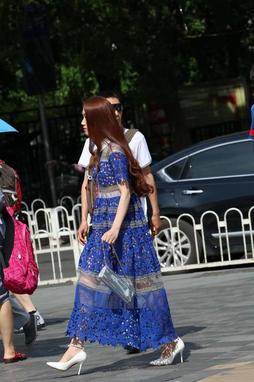 个性街拍：蓝色长裙美女，气质颜值身材样样都堪称完美