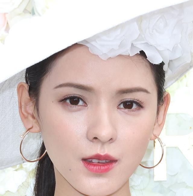  『凸显』张予曦的蓝色连衣裙穿搭，优雅又凸显好身材