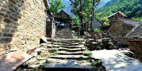 身处悬崖峭壁上的村庄,当地的村民纯手工打造横穿山脉的公路