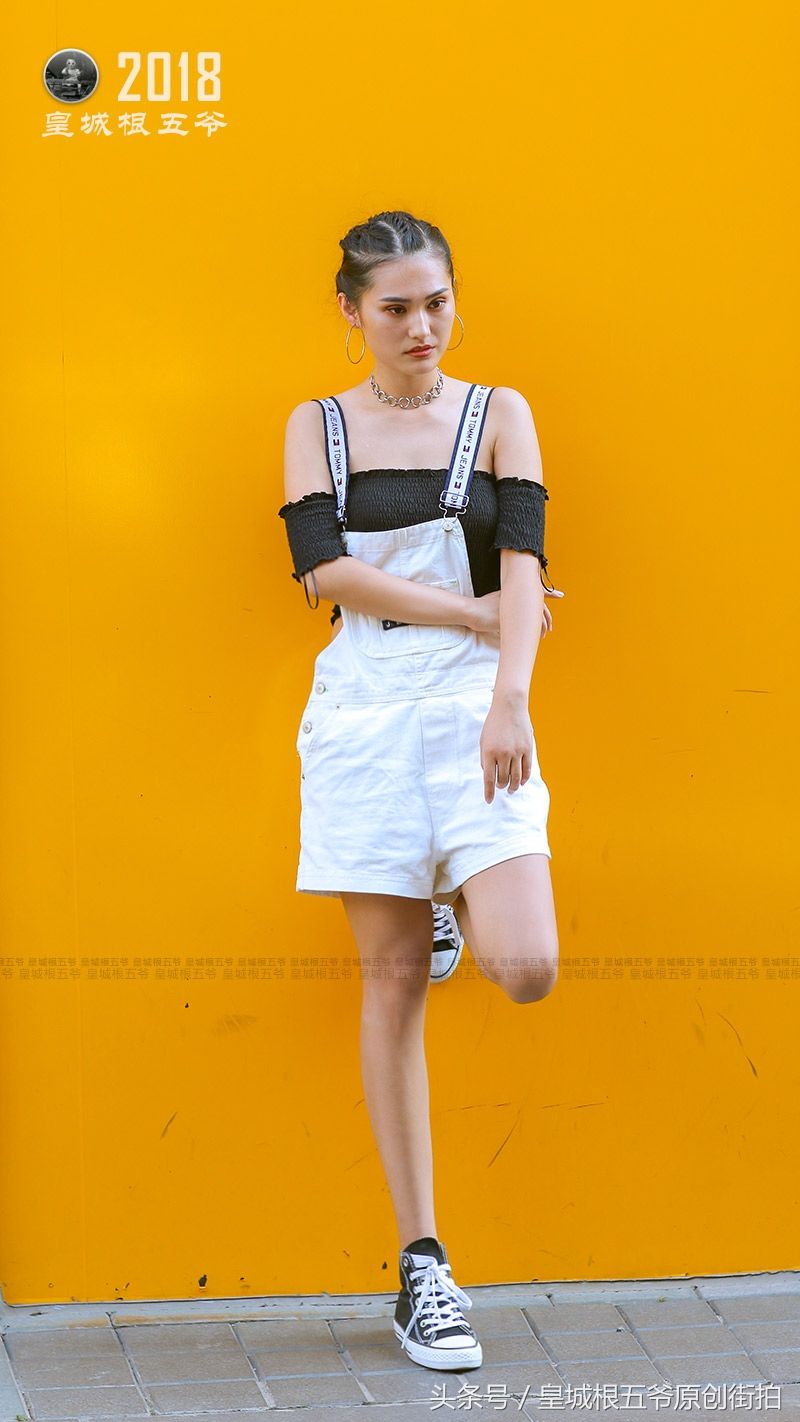 街拍:时髦的女孩会花很多时间在穿衣打扮上面