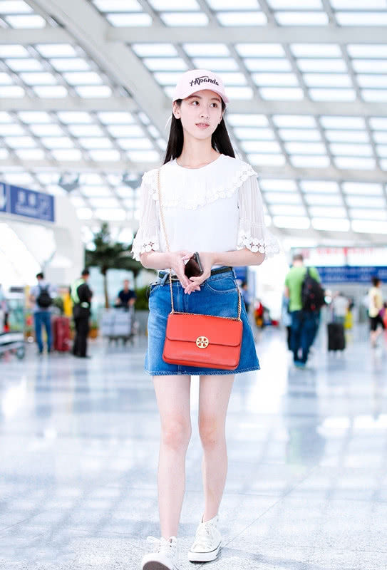 陈都灵瘦到“营养不良”，裙子这么窄还空一大片，两腿之间缝真大