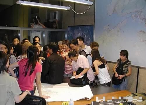  「无间道」无间道片场旧照，刘德华打高尔夫表情严肃，曾志伟切乳猪动作熟练