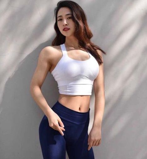 凹凸紧致的打底裤美女，突显苗条小蛮腰，让人一眼难忘!