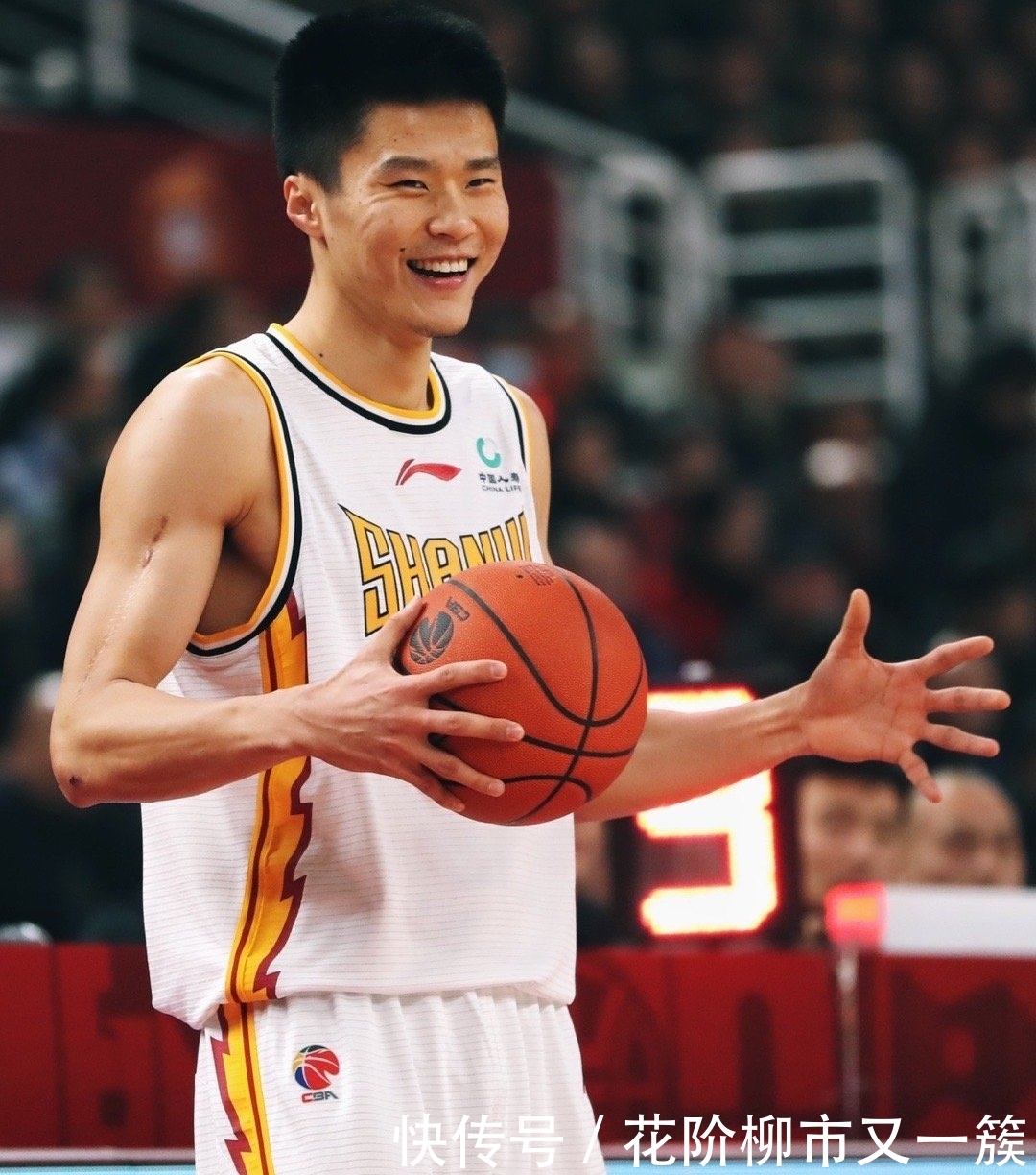 巩晓彬拿他当筹码,他半夜发4个英文单词,球迷