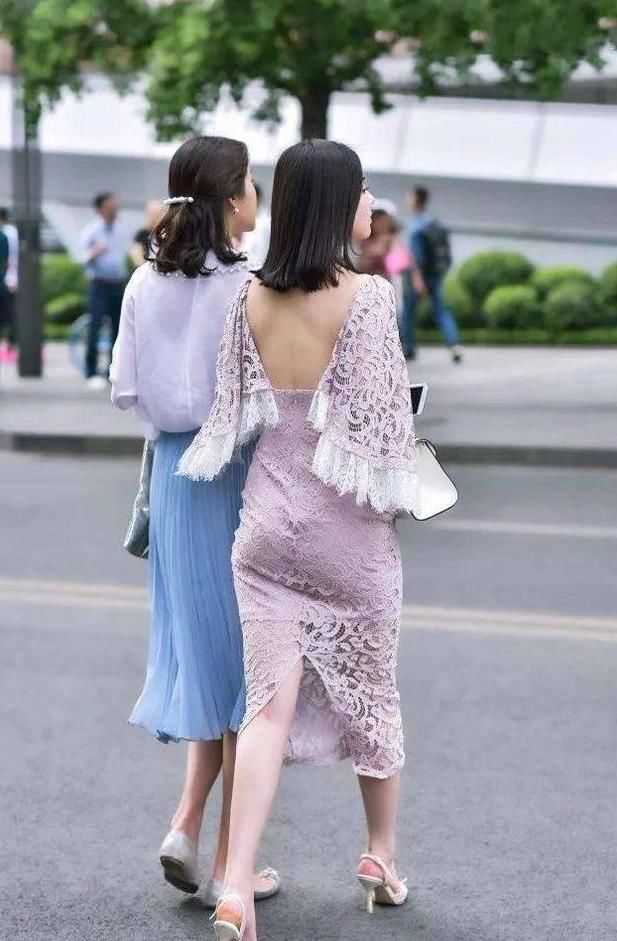 街拍:成熟女人学人穿紧身衣,演绎出无限的知性优雅!