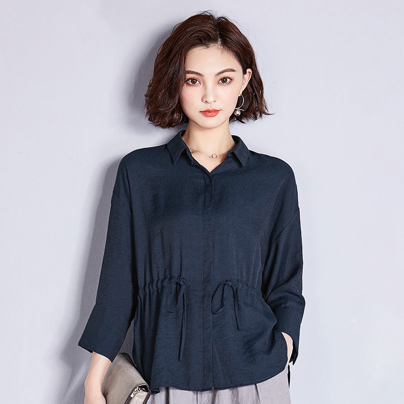 聪明女人早就不穿过膝连衣裙，学下图女人这样穿，气质又减龄