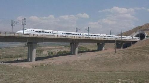  「中铁上海工」2600亿基建狂魔大动作：9条铁路中标、3条高铁获