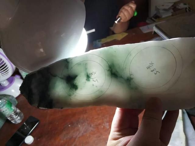 惊心动魄木那赌石，一刀切出8条飘花手镯，转手就卖100万！