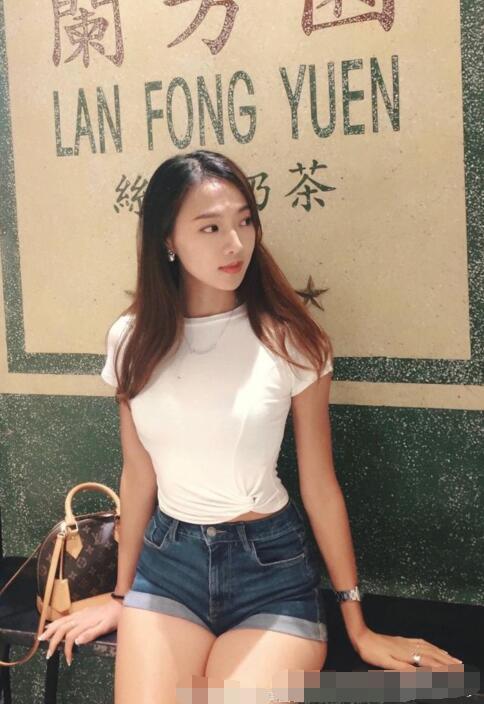 街拍: 图2性感包臀裙身材尽显, 你不想将她带回家吗？