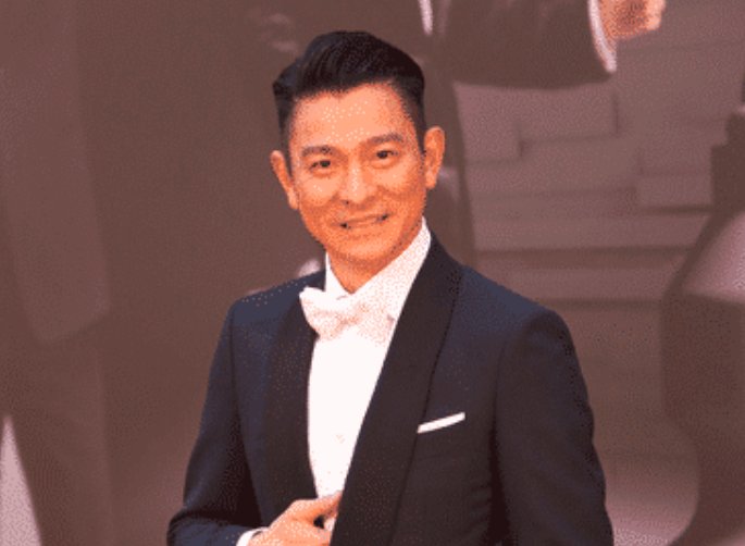 『金俊勉』曾经一脸不屑,单手接刘德华奖杯的小鲜肉,如今过得咋样了?