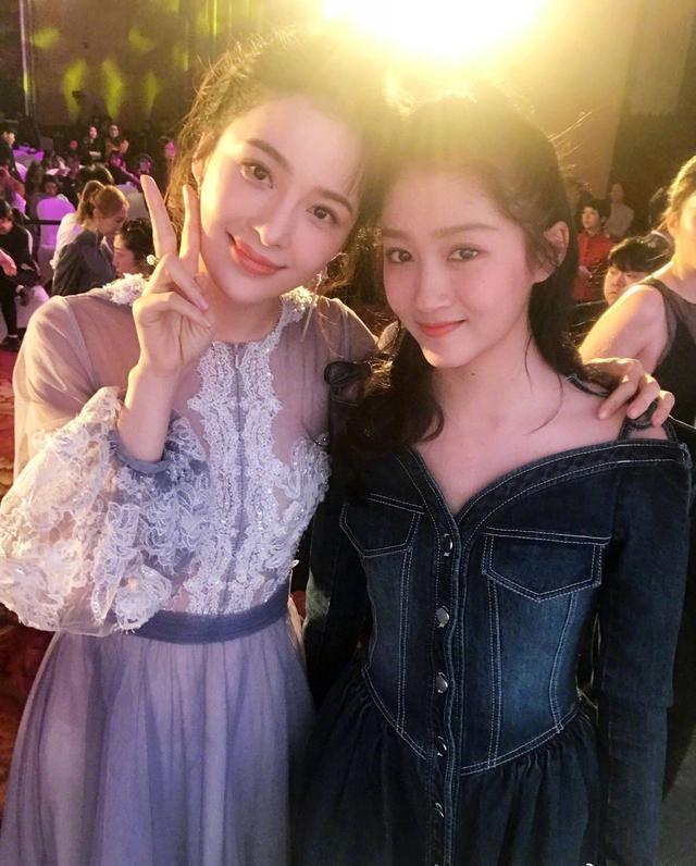 170的赵韩樱子和173的关晓彤同框，身高却互换！究竟是谁说