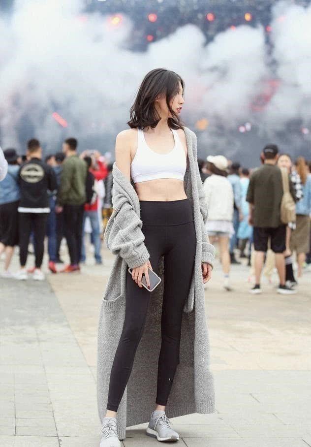 街拍：苗条白皙姿色诱人的小姐姐，穿着时尚性感身姿曼妙很撩人！