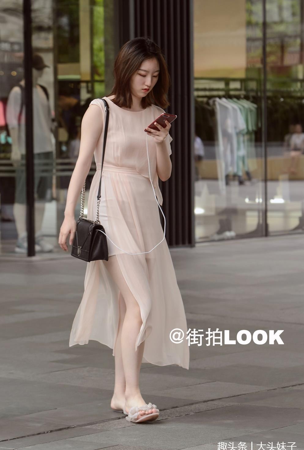 路人街拍：穿蓝裙子肉色丝袜小姐姐，面带微笑驻足而立