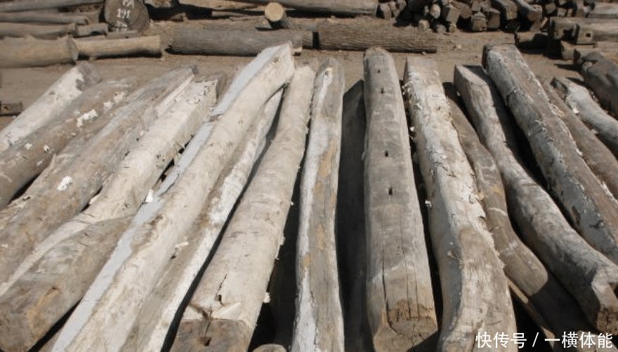 近些年，时不时有人到农村高价收购房梁，用来干啥看完才知猫腻