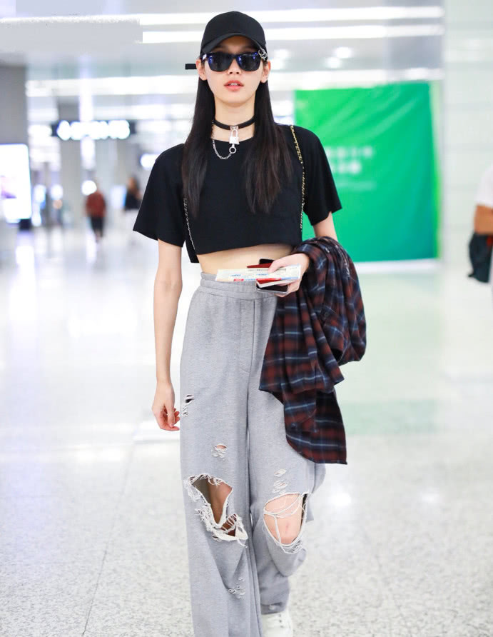 奚梦瑶戴“狗链”就算了，你上锁又是什么操作，难道脖子比腿贵？