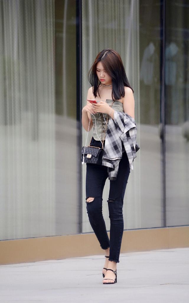 街拍：清纯可人的美女，明媚的微笑，怎能不惹人爱怜