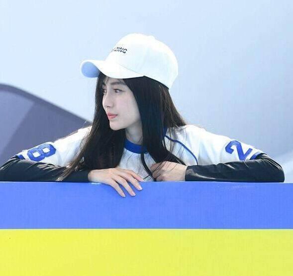女星爱戴白帽子：赵丽颖太普通，baby真心美，最潮的还是热巴！