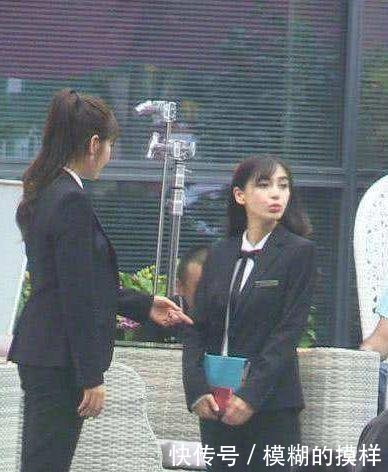 Baby与章泽天同时穿西装: 一个变成服务员, 另一个高贵优雅