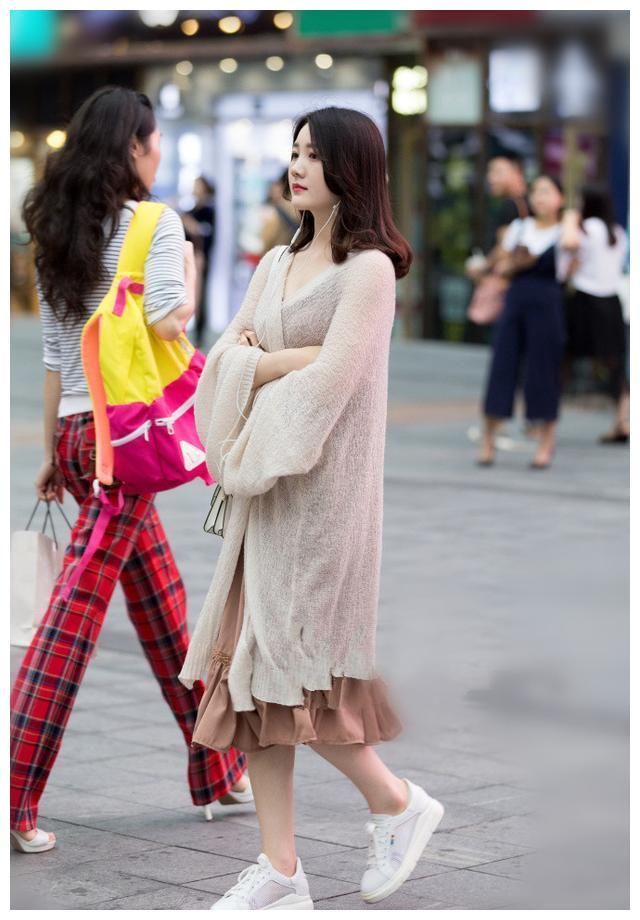 路人街拍：小姐姐红色吊带搭配小短裙，秀出白皙肌肤和优美长腿