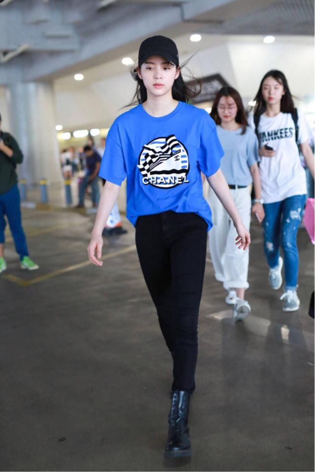 欧阳娜娜为了秀腿也是拼了，这么紧的裤子竟还要塞衣服进去！