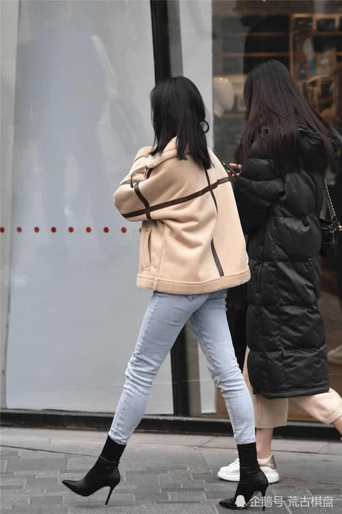  『搭配出自』和闺蜜逛街，你要怎么搭配，紧身牛仔裤和细高跟短靴，更显身材