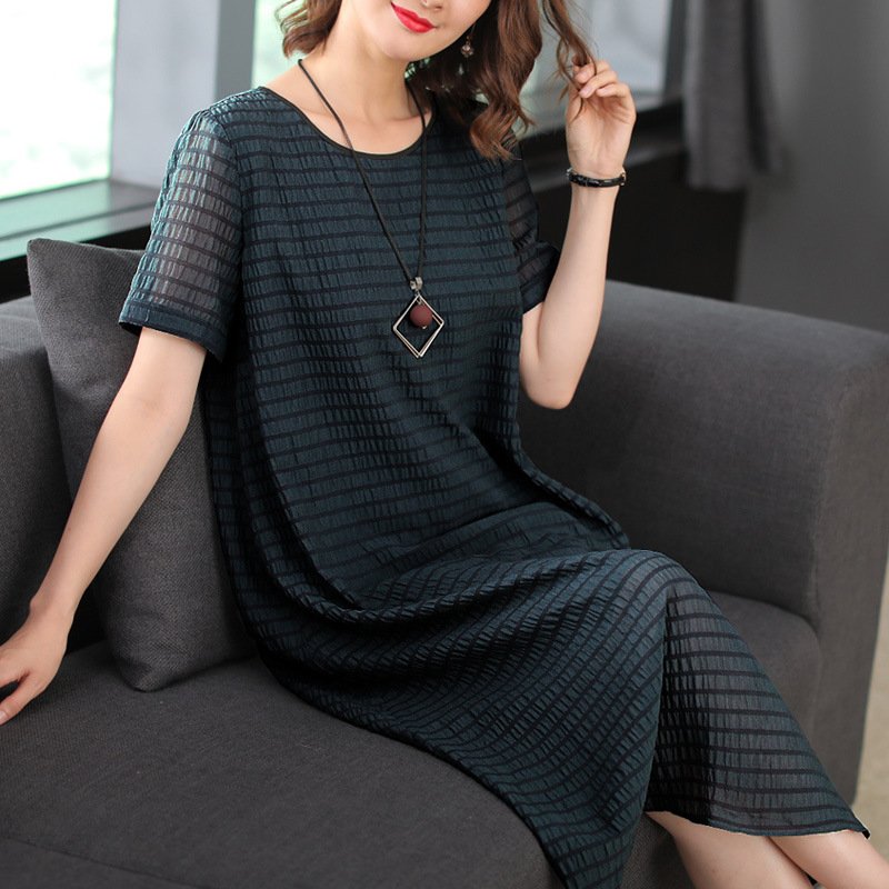 49妈妈真会打扮，穿刚上新套装+A字裙，优雅大方，一点不像中年人